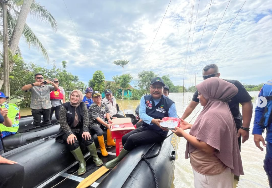 Bupati Irna Dampingi Mensos dan Kapolda Banten Tinjau Lokasi Banjir